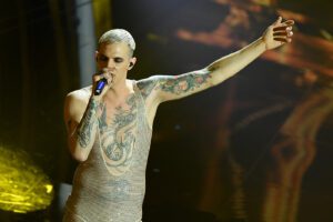 Achille Lauro ha distrutto gli stereotipi e preso a calci il machismo e i suoi simboli