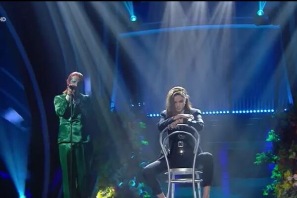 Sanremo, Achille Lauro versione David Bowie canta “Gli uomini non cambiano” con Annalisa