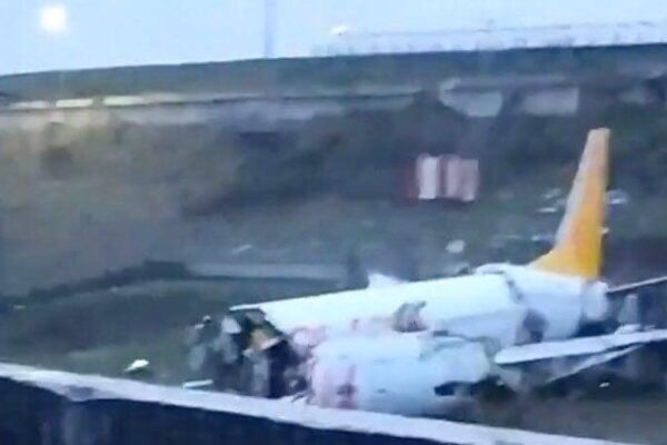 Aereo va fuori pista in fase di atterraggio e si spezza in tre parti