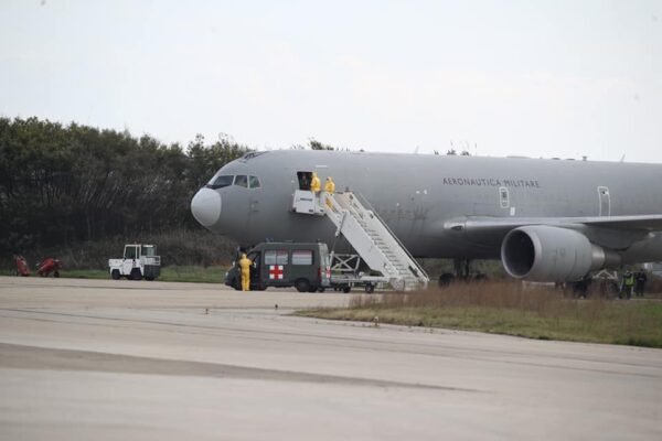 Sono a Roma gli 8 italiani tornati da Wuhan, Di Maio: “In 24 ore riporteremo a casa Nicolò”. Negativi i test dei 2 bambini
