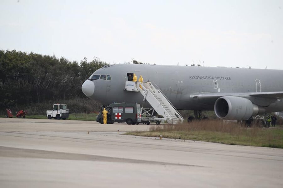 Sono a Roma gli 8 italiani tornati da Wuhan, Di Maio: “In 24 ore riporteremo a casa Nicolò”. Negativi i test dei 2 bambini