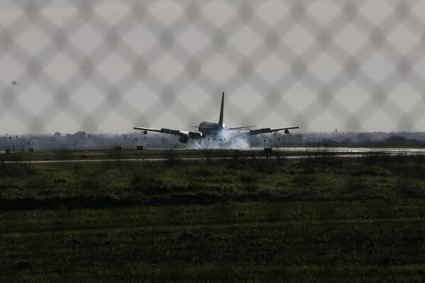 Atterrato a Pratica di Mare il Boeing con i 56 italiani di ritorno da Wuhan