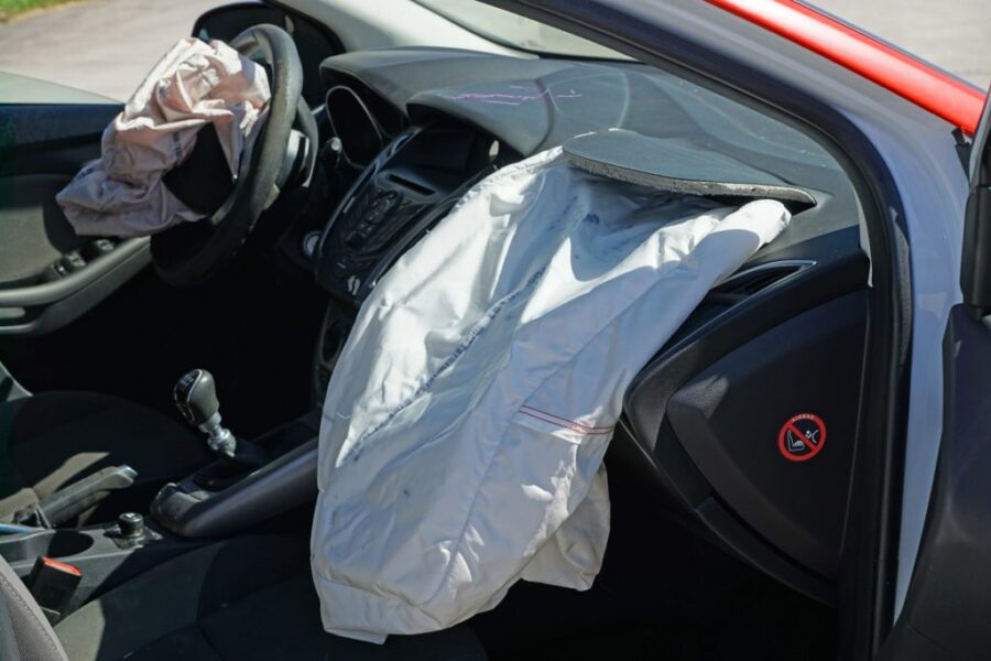 Bimbo schiacciato dall’airbag, come vanno usati seggiolino e ‘ovetto’