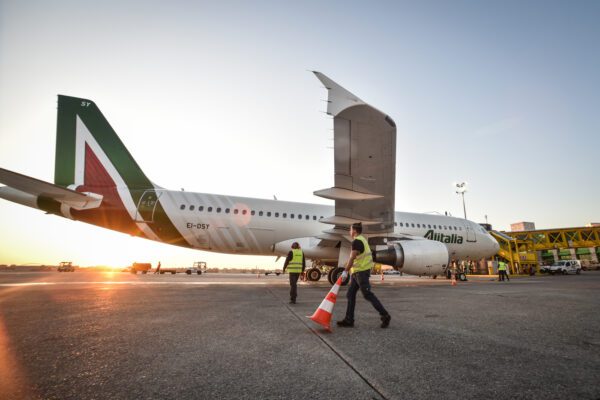 Psicosi coronavirus, volo Alitalia bloccato alle Mauritius: 40 italiani verso il rientro