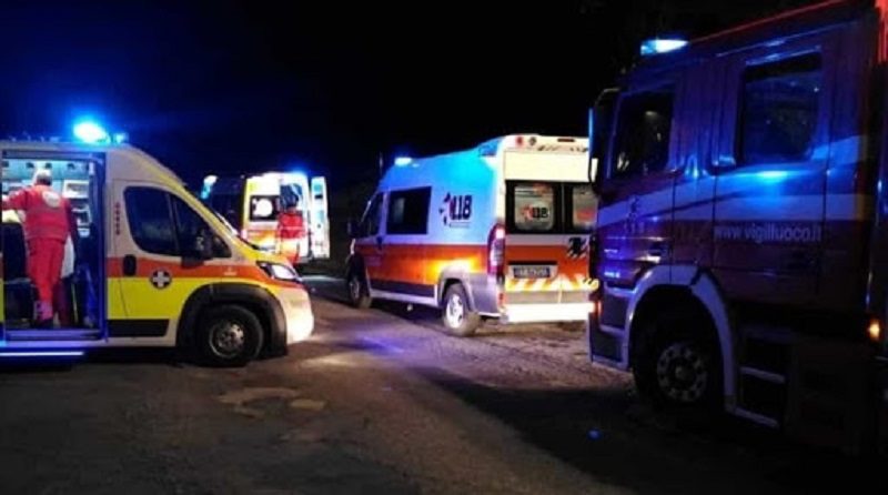 Schianto tra camion e auto, padre muore tra le lamiere davanti al figlio