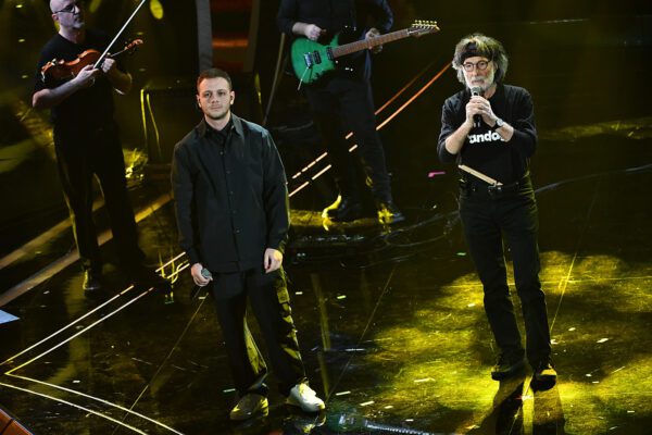 Anastasio con la P.F.M. canta “Spalle al muro”