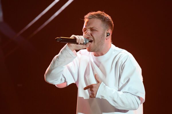 Sanremo, Anastasio canta “Rosso di rabbia”