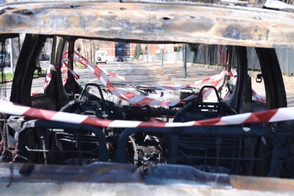 Bruciato vivo in auto, svolta nel giallo di Roccella: arrestata moglie, amante e figlio della donna