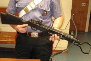 Arrestato vicino-stalker: mascherato da Bertinotti lanciava frecce con la balestra