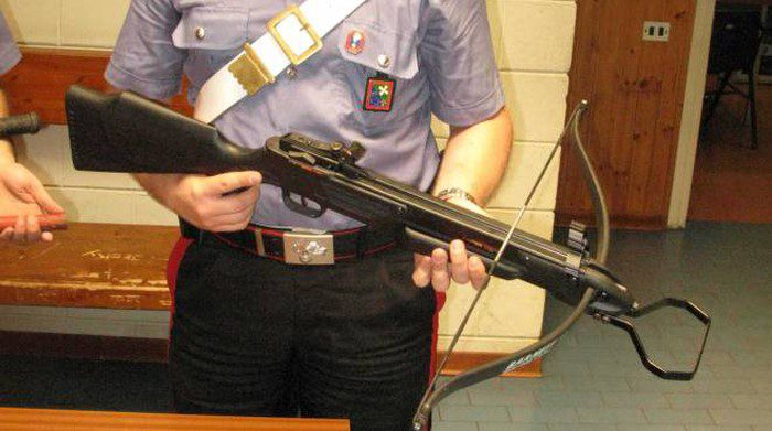 Arrestato vicino-stalker: mascherato da Bertinotti lanciava frecce con la balestra