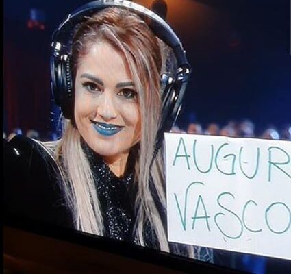 Beatrice Antolini fa gli auguri di compleanno a Vasco Rossi a Sanremo
