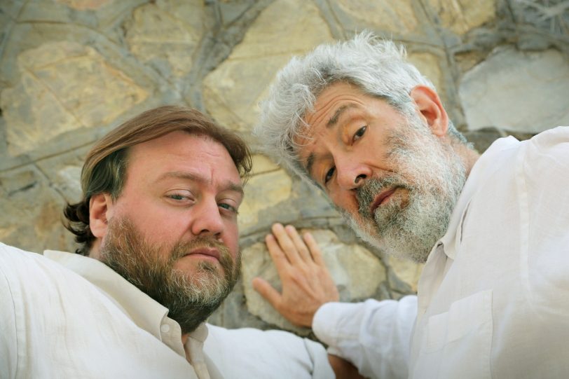 Sasso lanciato da un cavalcavia colpisce l’auto degli attori Stefano Fresi e Alessandro Benvenuti