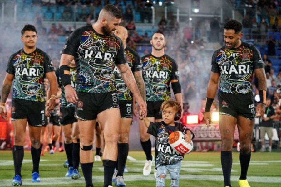 Bimbo bullizzato perché soffre di nanismo: la squadra di Rugby lo invita in campo