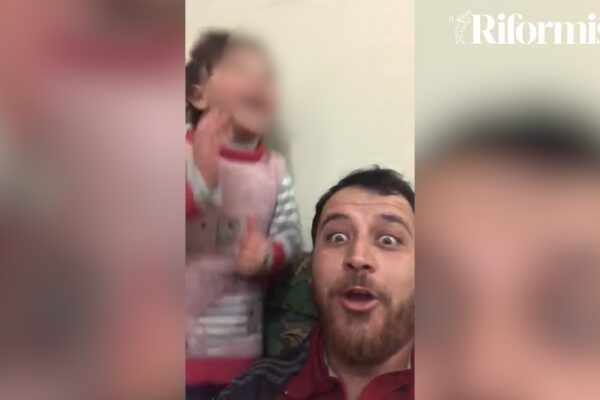 Siria, cadono le bombe a Idlib e il papà inventa il gioco delle risate