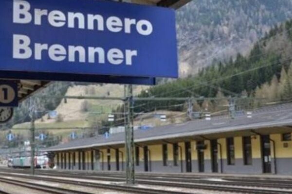 Coronavirus, Austria revoca il blocco ferroviario al Brennero: frontiere aperte in Francia Coronavirus, Austria revoca il blocco ferroviario al Brennero: frontiere aperte in Francia
