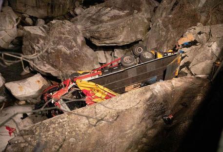 Camion precipita dal burrone lungo il Passo del Sempione per 10 metri: muore l’autista varesino