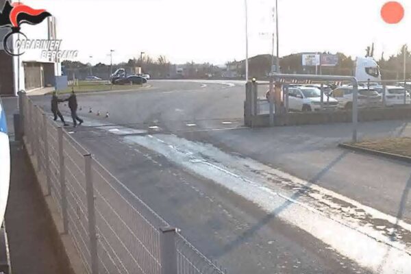 Camionista accoltella un collega dopo la lite, fermato dai carabinieri