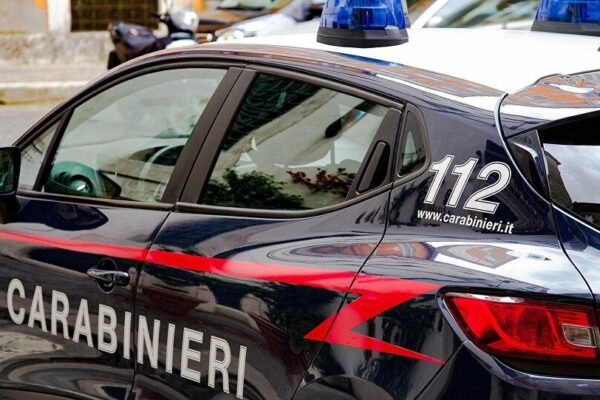 Napoli, uomo ucciso a coltellate in strada dopo una lite
