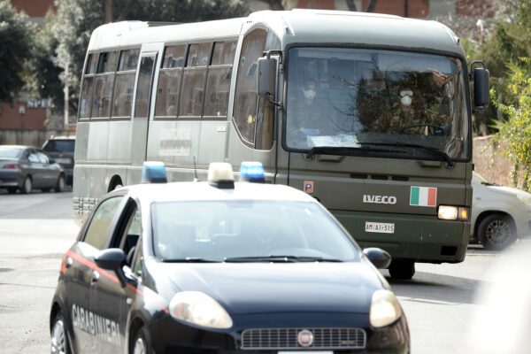 Coronavirus, termina la quarantena degli italiani: in 19 escono dalla Cecchignola