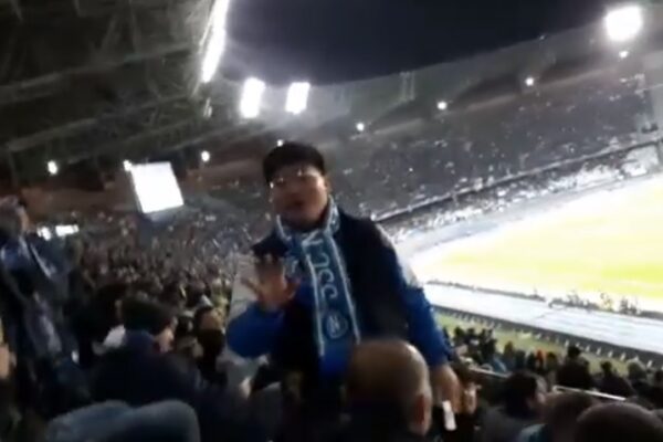 Applausi per il ragazzo cinese allo stadio: “Forza Napoli, non ho il coronavirus” Applausi per il ragazzo cinese allo stadio: “Forza Napoli, non ho il coronavirus”