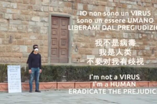 Ragazzo cinese protesta: “Non sono un virus”