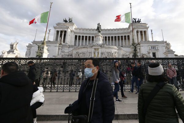 Cinesi aggrediti in strada a Roma: “Andate via dall’Italia, ci portate il coronavirus”