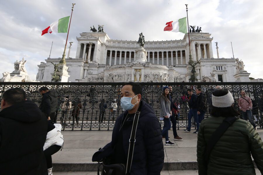 Cinesi aggrediti in strada a Roma: “Andate via dall’Italia, ci portate il coronavirus”