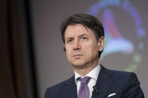 Coronavirus, Conte spegne gli allarmismi: “Italia Paese sicuro, inaccettabili limitazioni agli italiani all’estero”