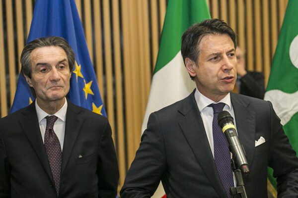 Coronavirus, volano schiaffi tra Conte e Fontana