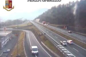 90enne va contromano in autostrada, i Tir lo schivano