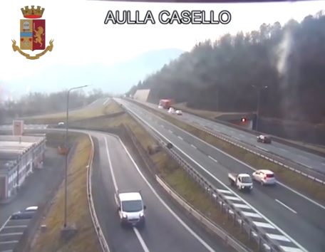 90enne va contromano in autostrada, i Tir lo schivano