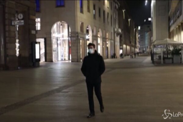 Psicosi coronavirus, a Milano serata di ‘coprifuoco’ con strade deserte e locali chiusi