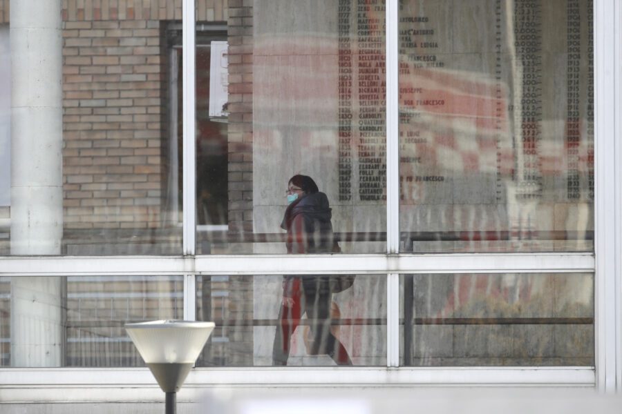 Coronavirus, allarme anche a Piacenza: ricoverata donna con sintomi, infermiere in autoisolamento