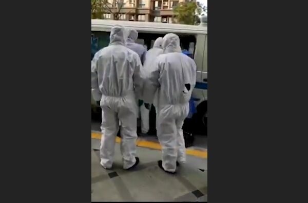 Coronavirus, a Wuhan disinfestazioni e contagiati portati in ospedale