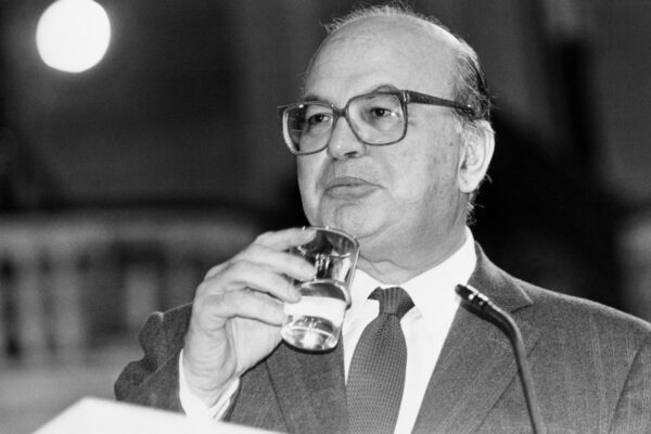 Da Roma a Milano su Craxi continua la pioggia di monetine