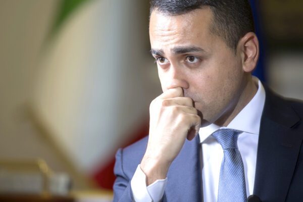 Di Maio odia i giornali, ma solo quando non servono per la sua propaganda