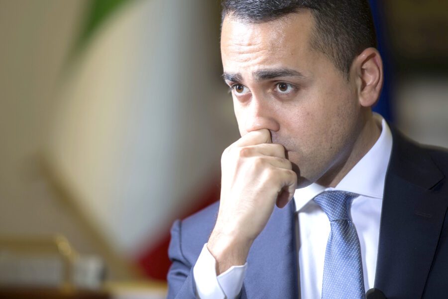 Di Maio odia i giornali, ma solo quando non servono per la sua propaganda