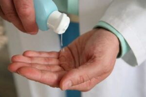 Allarme coronavirus, la ricetta ufficiale dell’Oms per preparare in casa il disinfettante per mani