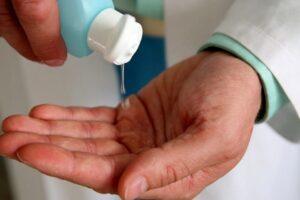 Disinfettante per mani fatta in casa, ricetta e dosi per fare da soli il prodotto antibatterico