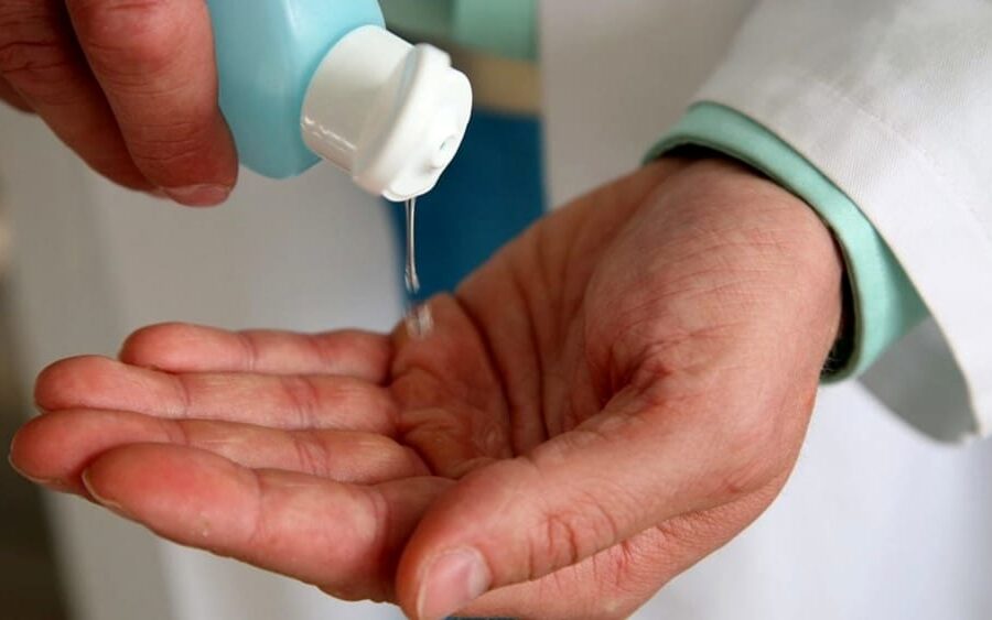 Disinfettante per mani fatta in casa, ricetta e dosi per fare da soli il prodotto antibatterico