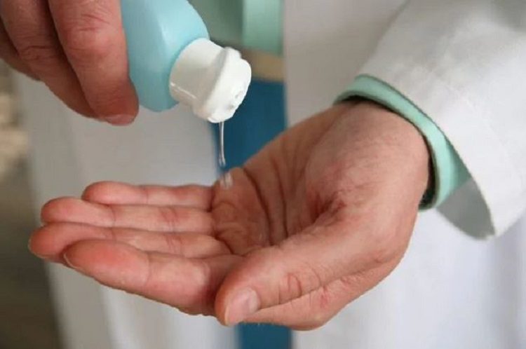 Allarme coronavirus, la ricetta ufficiale dell’Oms per preparare in casa il disinfettante per mani