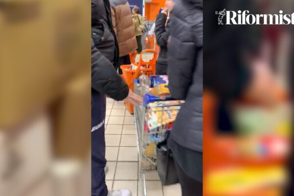 Psicosi Coronavirus, a Napoli panico nel supermercato