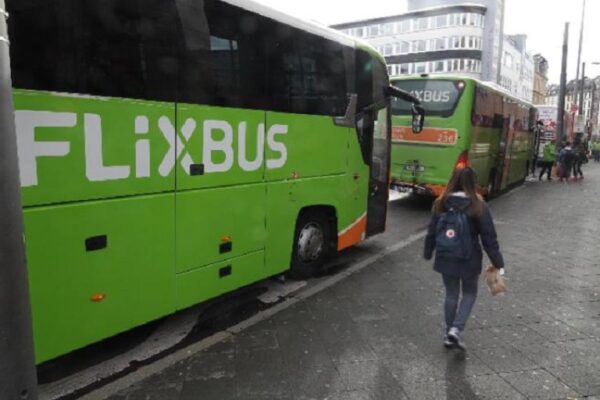 Paura coronavirus, bloccato in Francia autobus proveniente dal nord Italia: passeggeri “confinati”