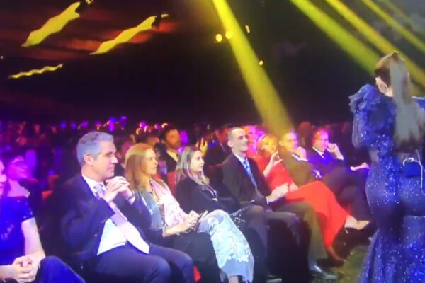 Elettra Lamborghini scende in platea, il presidente Rai Foa le guarda il lato B