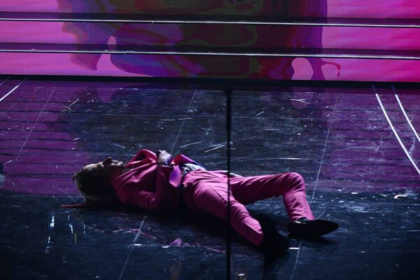 Sanremo, Ghali entra sul palco ma cade per le scale. Ma era una controfigura…