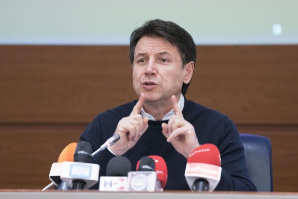 Coronavirus, scontro Governo-Regioni sul contagio. Conte: “Ospedale non ha rispettato protocollo”