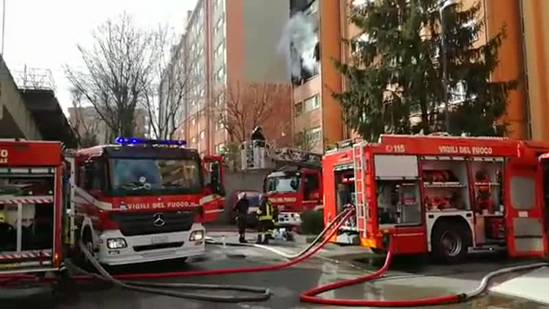 Incendio in appartamento a Milano, muoiono mamma e figlia: sette i feriti