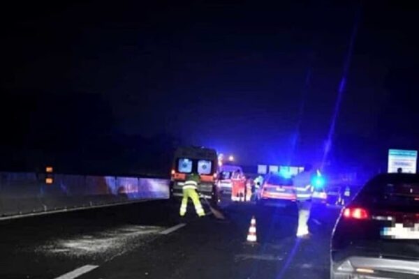 Schianto in autostrada tra due camion: ferito uno degli autisti
