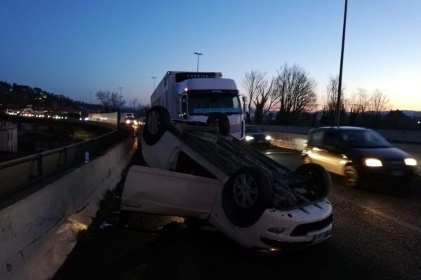 Camionista eroe soccorre e salva automobilista incastrato tra le lamiere