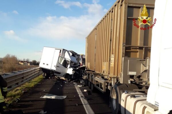 Tragico schianto in autostrada, un morto nell’impatto tra furgone e tir